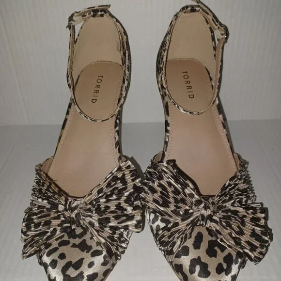 TORRID SATIN BOW LEOPARD PUMP SHOES - Picture 11 of 14